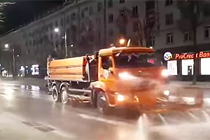 (VIDEO) Cu câte 4 Kamaz-uri consecutive, în Chişinău a pornit marea spălare a străzilor din centru
