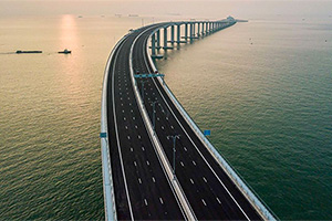 Ingineria fascinantă a celei mai lungi autostrăzi maritime din lume, construită să reziste 120 ani la cutremure, tsunami, nave, dar prea puţin folosită