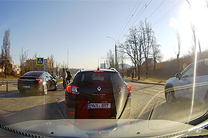(VIDEO) Doi pietoni din Chişinău, la un pas de a fi accidentaţi grav de o maşină care ignoră alte maşini staţionate la trecere