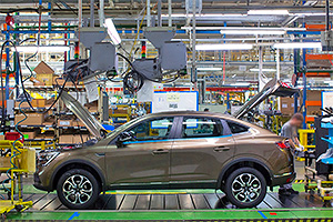 Renault a repornit producţia la fabrica sa din Rusia, acţionând diferit faţă de alţi producători