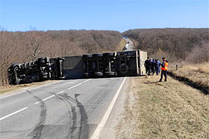 Un camion cu remorcă s-a răsturnat într-o curbă pe traseul Chişinău-Leuşeni şi a blocat întreg traseul