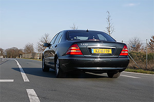 (VIDEO) Cum sună şi cum merge un Mercedes S-Class W220 din 1999, cu V8 sub capotă, pe autostrăzile fără limită de viteză din Germania