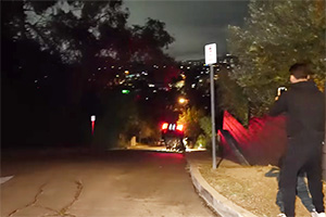 (VIDEO) Şoferul unei Tesla şi-a făcut maşina daună totală, după ce a încercat un salt de trambulină pe o stradă din San Francisco