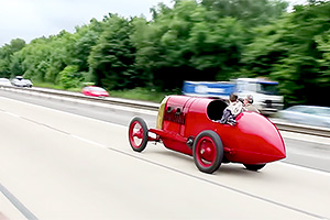 (VIDEO) Un Fiat cu motor de 28.5 litri, construit acum 110 ani, e condus pe autostrăzi şi drumuri publice în zilele noastre