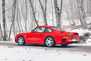Acesta e un Porsche 959 rar, a cărui vizită la service în Elveţia a costat peste 160,000 euro, iar acum maşina e expusă la vânzare