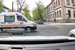 (VIDEO) Accident cu o ambulanţă cu girofarul inclus în Chişinău, după ce maşinile de pe două benzi au oprit