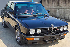 Maşina care era cel mai rapid sedan din lume acum 38 de ani, primul BMW M5, într-un exemplar scos la vânzare în Italia