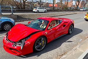 Un Ferrari, accidentat în Marea Britanie la doar 3 km după ce a fost cumpărat de proprietarul său