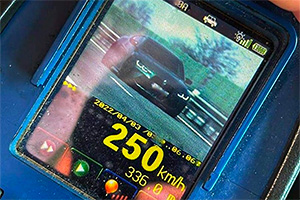 Un şofer de BMW surprins cu 250 km/h de radarul poliţiei din România, a rămas fără permis pentru 120 zile, conform noilor prevederi ale codului rutier