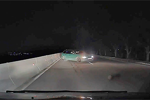 (VIDEO) Şoferul unui BMW, pus în încurcătură de barierele de beton între sensurile de circulaţie, a ajuns pe contrasens pe un traseu în Moldova