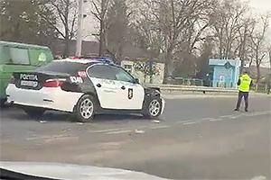 Un BMW al poliţiei, implicat ieri într-un accident în Peresecina, în timp ce se deplasa să documenteze accidentul din Gornoe