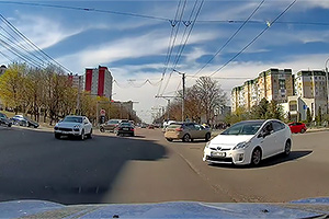 (VIDEO) Traversare la roşu în Chişinău, din inerţia celor de pe banda dreaptă, care virau la săgeata verde