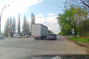(VIDEO) O depăşire neinspirată pe dreapta la un sens giratoriu precar amenajat din Chişinău, la un pas de accident