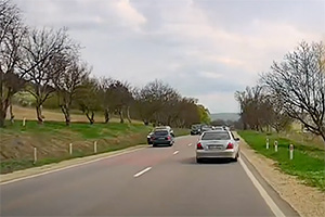 (VIDEO) Accident grav frontal, între un Audi şi o Skoda pe traseul Chişinău-Ungheni