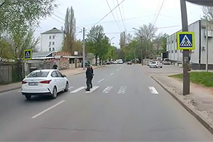 (VIDEO) Mai mulţi şoferi ignoră pietonii de pe o trecere în Chişinău, unul după altul, ajungând să meargă şi pe contrasens