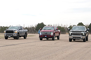 (VIDEO) Întrecere între trei pick-up-uri imense din SUA, toate cu motoare diesel de top