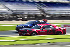 (VIDEO) Un Dodge Challenger de peste 1,200 CP, cu motor pe benzină, a învins Tesla Model S Plaid în duel direct