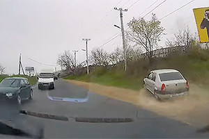 (VIDEO) Depăşire neinspirată pe dreapta a unei Dacia Logan în Chişinău, în curbă, de pe o bandă interzisă pentru virare