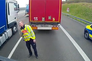 (VIDEO) Metoda poliţiei din Germania de a prinde şoferii de camioane care depăşesc neregulamentar alte camioane