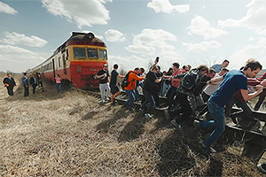 Record stabilit în Moldova, prin care un tren de 210 tone a fost tras cu funiile de peste 80 de IT-işti