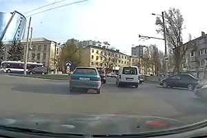 (VIDEO) Accident produs în Chişinău, după un gest de bunăvoinţă în trafic