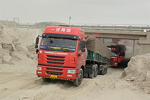 (VIDEO) Cum înaintează şi cum arată interiorul cabinei celui mai apreciat camion cap tractor din China, FAW Jiefang Han V400
