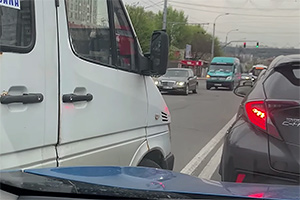 (VIDEO) Şofer de microbuz cu pasageri, surprins aşteptând semaforul pe contrasens în Chişinău