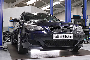 (VIDEO) Un mecanic dezvăluie cât de complexă poate fi deservirea şi reparaţia în service a unui BMW M5 E60 cu motor V10