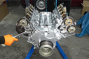 (VIDEO) Cum arată întregul proces de reconstrucţie a motorului unei Alpina B7 în caroserie E65