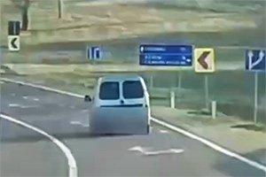 (VIDEO) Un Citroen condus de un şofer în stare de ebrietate, urmărit de un alt şofer în nordul Moldovei, care a anunţat poliţia