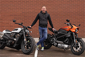 (VIDEO) Un motociclist compară un Harley Davidson electric cu noul Sportster S cu motor V2 pe benzină
