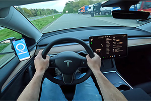 (VIDEO) Cum merge şi cât de silenţioasă e o Tesla Model Y pe autostrăzile fără limită de viteză din Germania