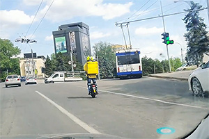 (VIDEO) Un curier din Chişinău cu monociclu electric, admirat de şoferi pentru echiparea sa exemplară şi abilităţile de condus