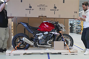 (VIDEO) Cum are loc crearea primelor motociclete Brabus din istorie, pe baza modelelor KTM