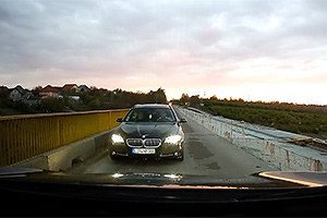 (VIDEO) Lecţie dată unui BMW pe un traseu din Moldova, după ignorarea unei benzi semaforizate pe un pod în reparaţie