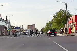 (VIDEO) Prin oraş, ca pe imaş: un Renault, surprins încălcând toate regulile posibile în localitatea Vatra, Moldova