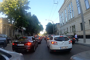 (VIDEO) Cu cât mai rapid se poate circula în traficul de dimineaţă în Chişinău cu un scuter în loc de o maşină