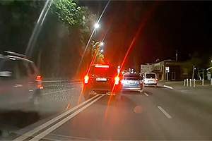 (VIDEO) Un Land Rover, în maniere de condus neînţeles pe strada Albişoara din Chişinău, ieşind pe contrasens de multiple ori