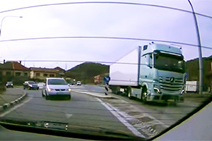 (VIDEO) Pedeapsă imediată, dată de poliţiştii dintr-o maşină neinscripţionată din România unui şofer de camion care a traversat un sens giratoriu pe contrasens şi a depăşit maşina poliţiştilor
