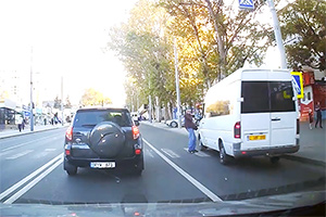 Trei amenzi aplicate şi permisul suspendat de la 6 la 12 luni pentru şoferul de microbuz din Chişinău, care a fost la un pas de a accidenta un pieton