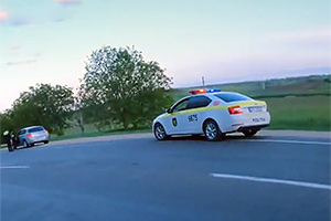 (VIDEO) Un motociclist, oprit de poliţia din Moldova pentru că ar avea defecţiuni la sistemul de iluminare, deoarece îi ardea doar un far