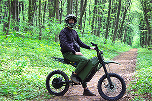 O motocicletă electrică din dotarea armatei din Ucraina e transportul silenţios perfect pentru lunetişti
