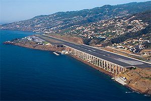 Ingineria fascinantă a pistei de aeroport construite în formă de pod maritim, pe insula Madeira