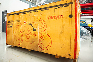 O motocicletă legendară Ducati a stat împachetată în cutie 20 de ani, iar acum e scoasă la vânzare