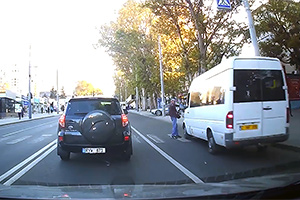 (VIDEO) Şofer de microbuz din Chişinău, surprins aproape luând pe sus un pieton pe trecere, iar acum poliţia îl caută