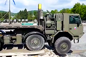 (VIDEO) Cum înaintează camioanele clasice Tatra din dotarea armatei din Cehia, pe un poligon militar