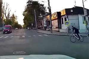 (VIDEO) Un biciclist care traversează la roşu în Chişinău, fără cască, la un pas de un accident grav
