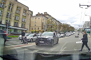 Poliţia din Moldova anunţă că a identificat şoferul cu Mercedes GLE, care a mers pe contrasens şi a fost la un pas de a accidenta un părinte cu cărucior