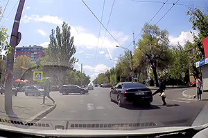 (VIDEO) Un şofer de Audi din Chişinău primeşte o pedeapsă imediată de la un pieton, căruia nu i-a cedat trecerea