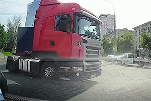 (VIDEO) Un camion din Bucureşti a acroşat două maşini într-o intersecţie din Chişinău, în timp ce vira stânga